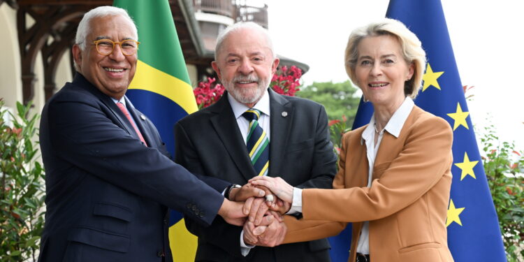 Il presidente del Brasile, Luiz Inacio Lula da Silva, tra il presidente del Consiglio europeo, Antonio Costa, e la presidente della Commissione europea, Ursula von der Leyen [Evian-le-Bains, 16 giugno 2026. Foto: Frederic Sierakowski/imagoeconomica