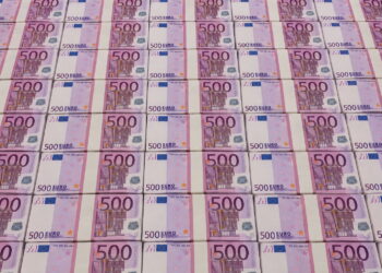 Banconote da 500 euro, mazzette di soldi [foto: imagoeconomica]