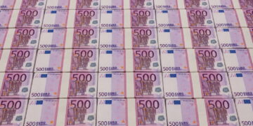 Banconote da 500 euro, mazzette di soldi [foto: imagoeconomica]