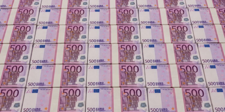 Banconote da 500 euro, mazzette di soldi [foto: imagoeconomica]
