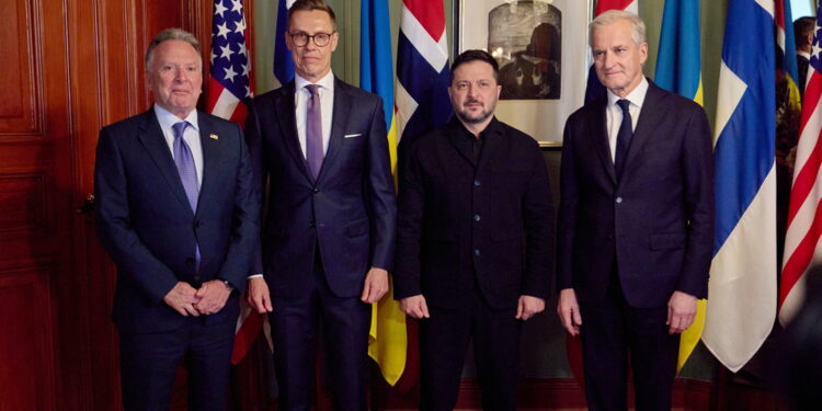 Da sinistra a destra l'inviato speciale di Donald Trump, Steve Witkoff, il presidente della Finlandia, Alexander Stubb,il presidente dell'Ucraina, Volodymyr Zelenskyy e il primo ministro della Norvegia, Jonas Gahr Store, al Vertice di Oslo. Crediti: Imagoeconomica