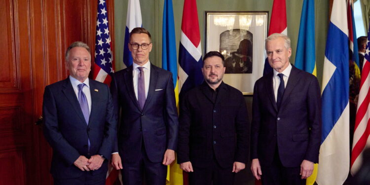 Da sinistra a destra l'inviato speciale di Donald Trump, Steve Witkoff, il presidente della Finlandia, Alexander Stubb,il presidente dell'Ucraina, Volodymyr Zelenskyy e il primo ministro della Norvegia, Jonas Gahr Store, al Vertice di Oslo. Crediti: Imagoeconomica