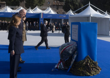 La presidente del Consiglio dei Ministri, Giorgia Meloni, e il ministro della Difesa, Guido Crosetto, alla commemorazione per i caduti in Bosnia. Crediti: Filippo Attili via Imagoeconomica