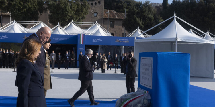 La presidente del Consiglio dei Ministri, Giorgia Meloni, e il ministro della Difesa, Guido Crosetto, alla commemorazione per i caduti in Bosnia. Crediti: Filippo Attili via Imagoeconomica