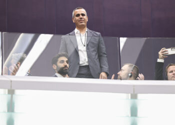 Omri Miran, ostaggio di Hamas per 738 giorni, in piedi mentre riceve la standing ovation della plenaria del Parlamento europeo. 7 Ottobre 2026. Source: © European Union 2026 - Source : EP