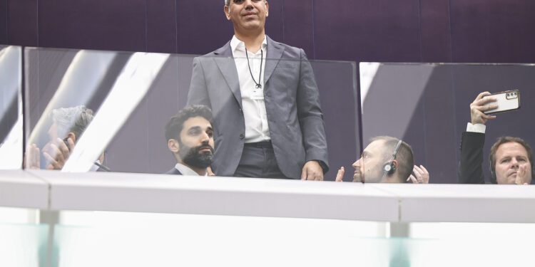 Omri Miran, ostaggio di Hamas per 738 giorni, in piedi mentre riceve la standing ovation della plenaria del Parlamento europeo. 7 Ottobre 2026. Source: © European Union 2026 - Source : EP
