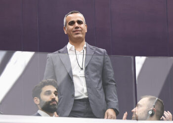 Omri Miran, ostaggio di Hamas per 738 giorni, in piedi mentre riceve la standing ovation della plenaria del Parlamento europeo. 7 Ottobre 2026. Source: © European Union 2026 - Source : EP