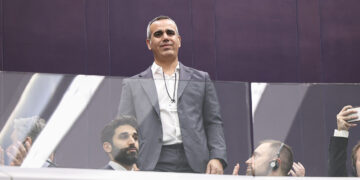 Omri Miran, ostaggio di Hamas per 738 giorni, in piedi mentre riceve la standing ovation della plenaria del Parlamento europeo. 7 Ottobre 2026. Source: © European Union 2026 - Source : EP