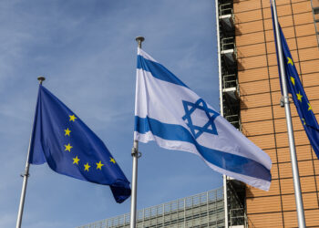 La bandiera israeliana esposta al Palazzo Berlaymont della Commissione europea l’8 ottobre 2023. Crediti: Commissione europea