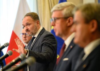 Il commissario europeo Dan Jørgensen nella conferenza stampa a Bratislava con i ministri dell'Energia del gruppo di Visegrad. 19 Ottobre 2026. Source: EU Commission Audiovisual Service