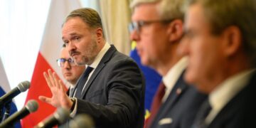 Il commissario europeo Dan Jørgensen nella conferenza stampa a Bratislava con i ministri dell'Energia del gruppo di Visegrad. 19 Ottobre 2026. Source: EU Commission Audiovisual Service