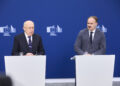 Il commissario per l’Energia, Dan Jørgensen, e il commissario europeo per la Difesa, Andrius Kubilius durante il briefing per l' incontro del primo dialogo europeo sulle raffinerie. Crediti: Commissione europea