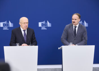 Il commissario per l’Energia, Dan Jørgensen, e il commissario europeo per la Difesa, Andrius Kubilius durante il briefing per l' incontro del primo dialogo europeo sulle raffinerie. Crediti: Commissione europea