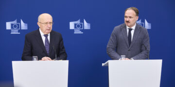 Il commissario per l’Energia, Dan Jørgensen, e il commissario europeo per la Difesa, Andrius Kubilius durante il briefing per l' incontro del primo dialogo europeo sulle raffinerie. Crediti: Commissione europea