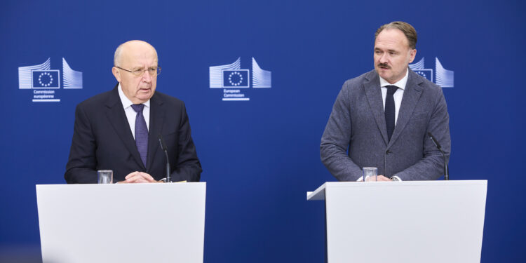 Il commissario per l’Energia, Dan Jørgensen, e il commissario europeo per la Difesa, Andrius Kubilius durante il briefing per l' incontro del primo dialogo europeo sulle raffinerie. Crediti: Commissione europea