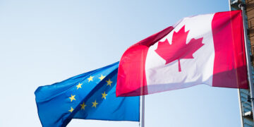 Bandiera UE e Canada volano su Palazzo Berlaymont. Crediti: Commissione europea