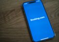 Cellulare con schermo aperto su Booking. Crediti: appshunter.io via Unsplash