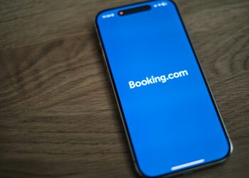 Cellulare con schermo aperto su Booking. Crediti: appshunter.io via Unsplash