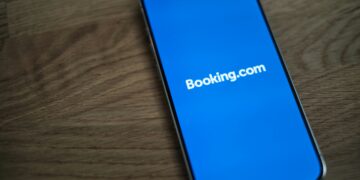 Cellulare con schermo aperto su Booking. Crediti: appshunter.io via Unsplash