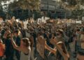 Proteste giovani. Crediti: Clay Banks via Unsplash