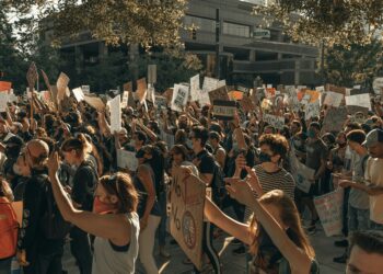 Proteste giovani. Crediti: Clay Banks via Unsplash