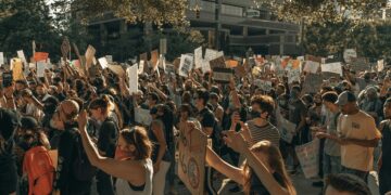 Proteste giovani. Crediti: Clay Banks via Unsplash