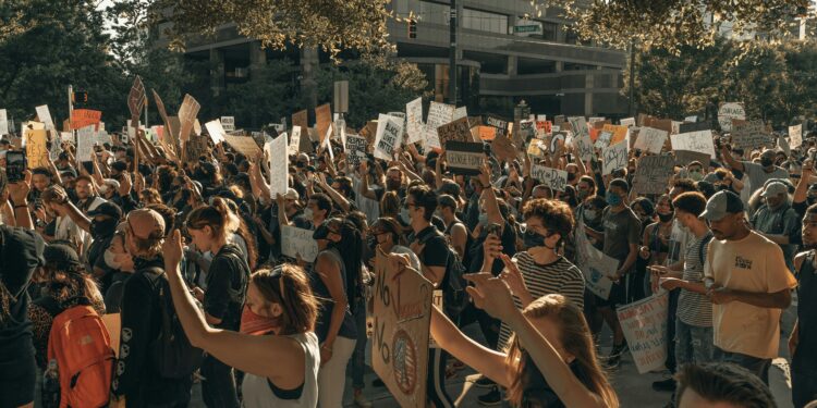 Proteste giovani. Crediti: Clay Banks via Unsplash