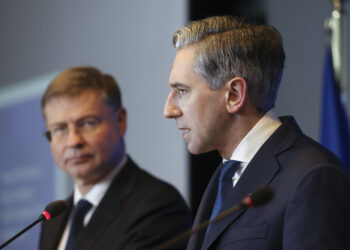 Da sinistra: il commissario per l'Economia, Valdis Dombrovskis, e il ministro delle Finanze irlandese, Simon Harris [Lussemburgo, 9 ottobre 2026. Copyright: European Union]