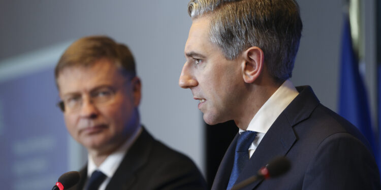 Da sinistra: il commissario per l'Economia, Valdis Dombrovskis, e il ministro delle Finanze irlandese, Simon Harris [Lussemburgo, 9 ottobre 2026. Copyright: European Union]