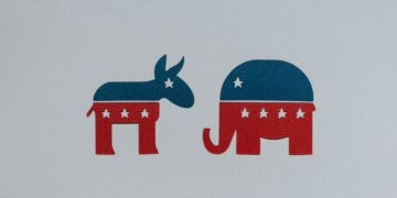 I simboli del partito democratico e repubblicano USA. Source: Photo de Kelly Sikkemasur Unsplash