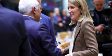 La presidente del Parlamento europeo, Roberta Metsola, con il presidente del Consiglio europeo, Antonio Costa [Bruxelles, 15 ottobre 2026. Foto: European Council]