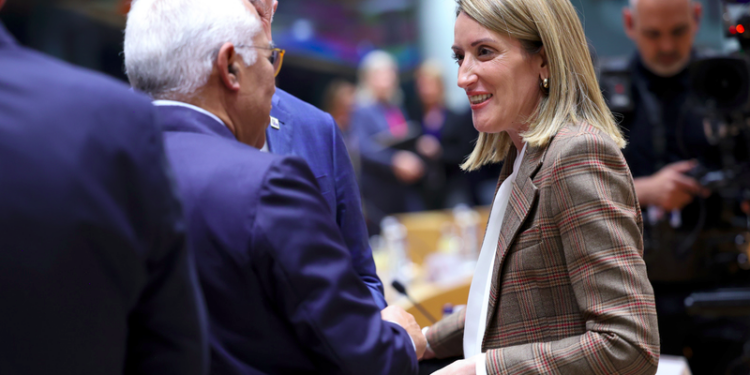 La presidente del Parlamento europeo, Roberta Metsola, con il presidente del Consiglio europeo, Antonio Costa [Bruxelles, 15 ottobre 2026. Foto: European Council]