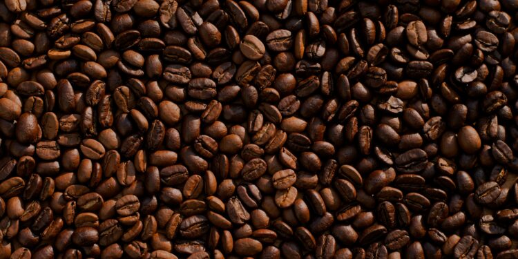 Chicchi di caffè. Crediti: Mike Kenneally via Unsplash