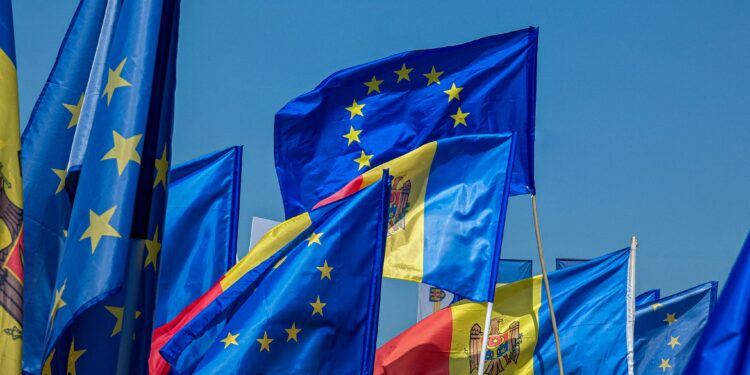 Bandiere dell'UE e della Moldavia. Crediti: Sasha Pleshco via Unsplash