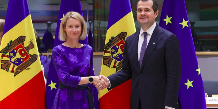 L'Alta rappresentante per la Politica estera e di sicurezza dell'UE, Kaja Kallas, con il primo ministro della Moldova, Vasile Tofan [foto: European Council]