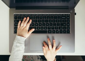 Bambini online. Crediti: Vlad Deep via Unsplash
