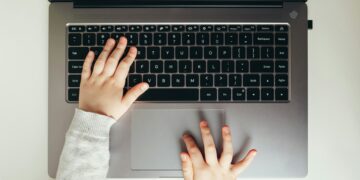 Bambini online. Crediti: Vlad Deep via Unsplash