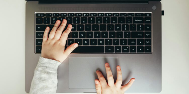 Bambini online. Crediti: Vlad Deep via Unsplash